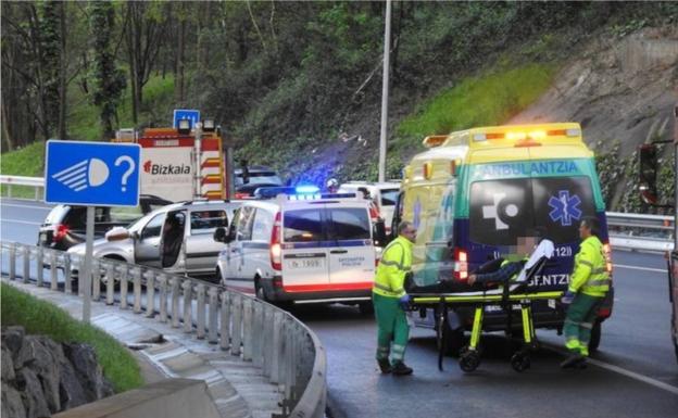 Dos heridos tras una colisión entre dos turismos en Derio