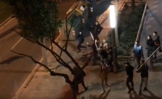 Una violenta batalla campal en Cornellà deja tres heridos graves
