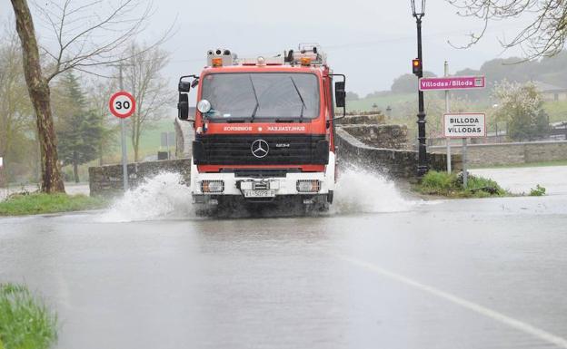 La crecida del Zadorra corta una docena de carreteras e incomunica algunos pueblos