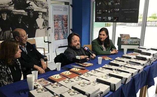 Regalan libros en el asilo de Santurtzi para despertar las emociones