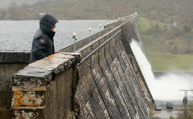 El pantano de Ullibarri recibe 4,4 veces más agua de la que vierte