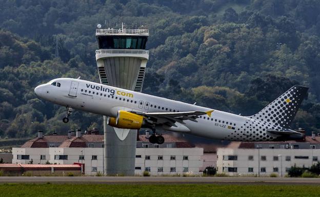 La huelga de pilotos de Vueling amenaza a 200 vuelos en Loiu a finales de mes