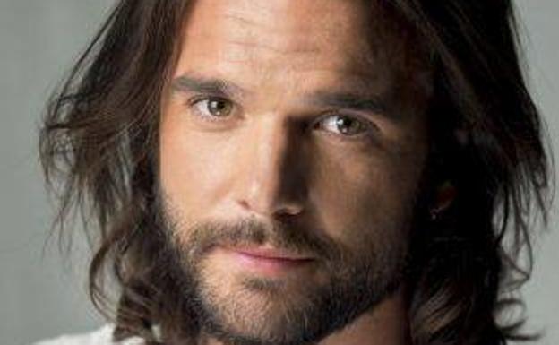 Jon Arias semea Imanol Arias aitarekin batera arituko da 'La vida a palos' antzezlanean