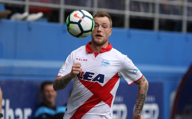 Guidetti celebra su cumpleaños con el gol de la victoria del Alavés