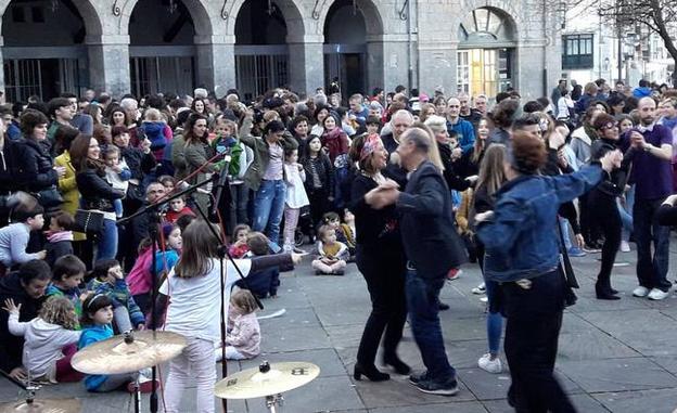 La fiesta de la Escuela Pública Vasca ultima un encuentro de tertulias literarias en Lekeitio