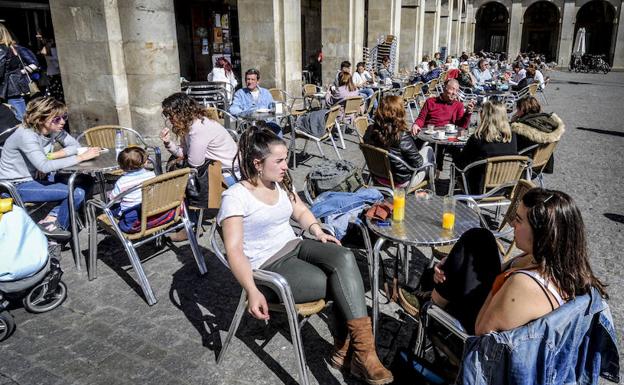 El sol y las temperaturas primaverales llenan las terrazas de Vitoria