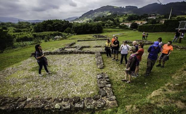 Ekoetxea Urdaibai celebra el 'Día de la Tierra' con una visita al poblado romano de Forua