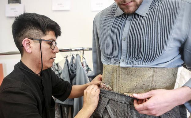 Promesas de la costura exhiben sus atrevidas propuestas en la Pasarela Gasteiz On