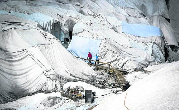 Los suizos arropan su glaciar