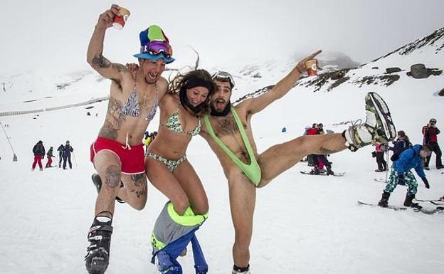 La bajada en bañador regresa a Sierra Nevada