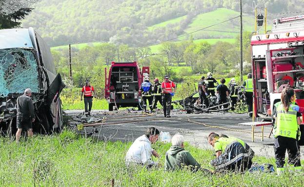 Dos muertos y diez heridos en una colisión frontal entre un coche y un autobús en Lantz