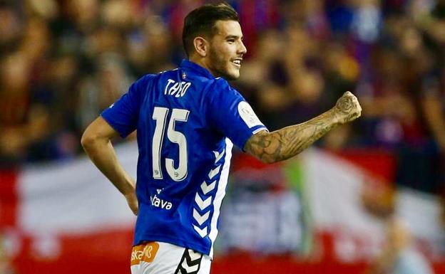 Theo Hernández y Marcos Llorente felicitan al Alavés por su permanencia