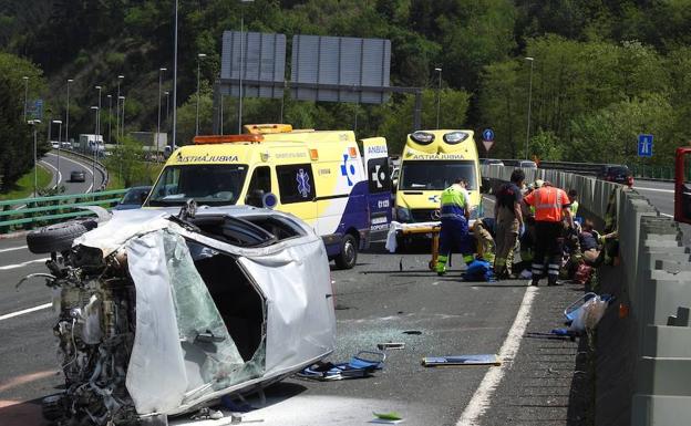 Una mujer resulta herida tras volcar su vehículo en la AP-8 en Galdakao
