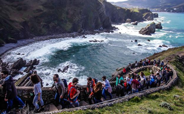 El consejero de Turismo no ve «mal» cobrar para controlar el acceso a Gaztelugatxe