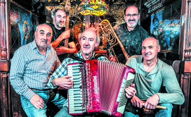 Joselu Anaiak canta a Martín Fiz, Juanito Oiarzabal y al mal tiempo vitoriano