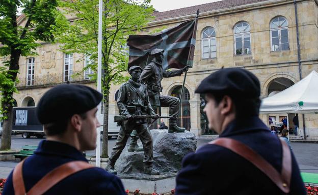 Una escultura de bronce recuerda a los gudaris que combatieron en la Guerra Civil