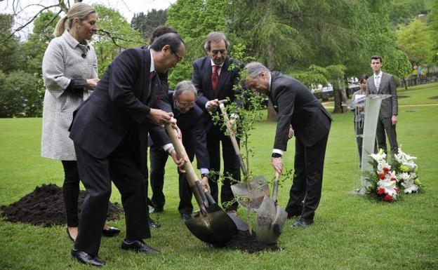 Gernika recibe al alcalde de Hiroshima para cerrar el 81 aniversario del bombardeo