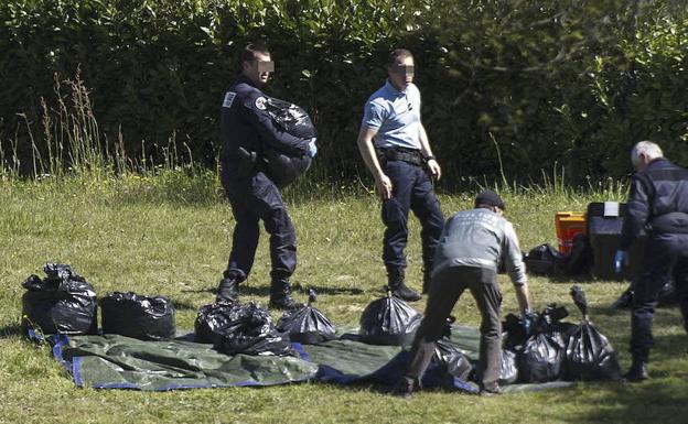 ETA intenta controlar las últimas armas y sus siglas antes de anunciar su disolución