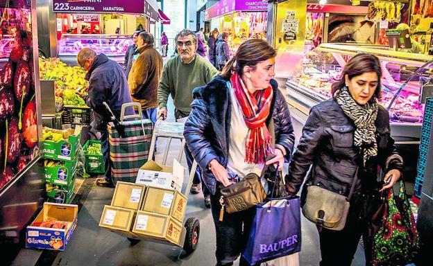 Los tenderos del mercado de La Ribera se rebelan por pagar «el triple» que los gastrobares