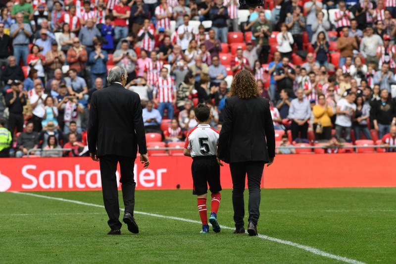 Puyol recibe el One Club Man Award en San Mamés