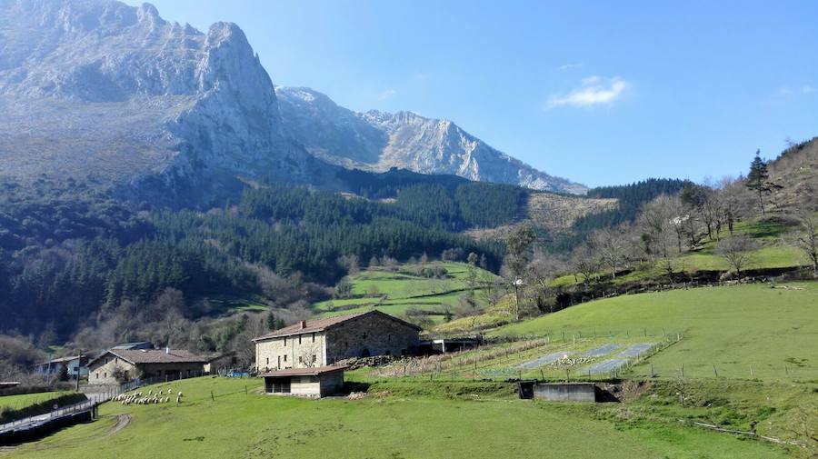 Atxondo: el caserío de la Suiza vasca