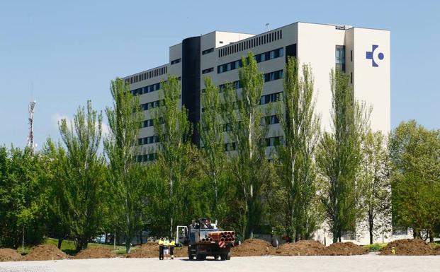 Arranca con quince meses de retraso la construcción del nuevo parking en Txagorritxu