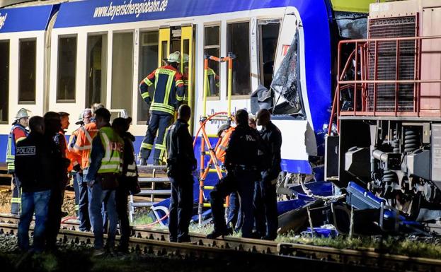 Dos muertos y 14 heridos en choque entre dos trenes en Alemania