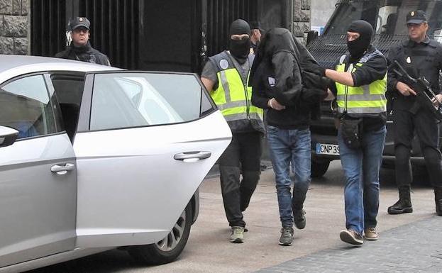 El yihadista detenido en Abadiño maltrataba a su pareja para convertirla