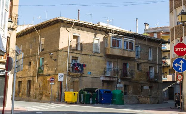 Un informe alerta del riesgo de derrumbe del tejado de un inmueble en la calle Linares Rivas