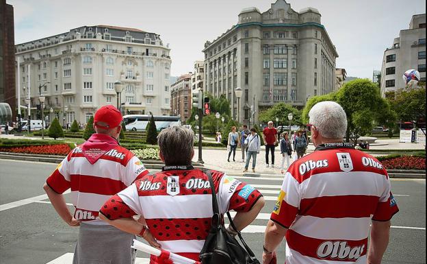 Bilbao ya huele a rugby: cientos de aficionados disfrutan de la 'fan zone'