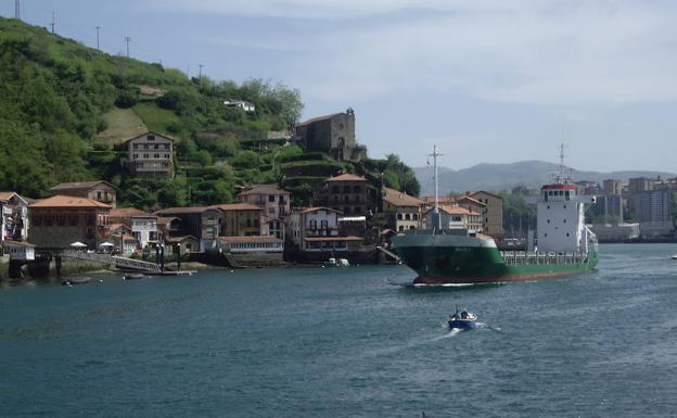 Pasaia: un abrazo al mar
