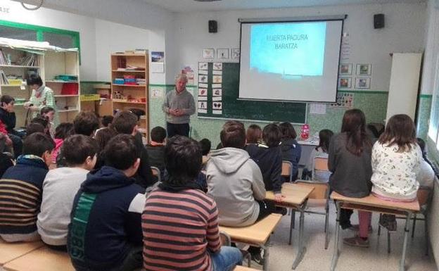 Lemoa imparte un taller para que los niños aprendan el trabajo de los agricultores