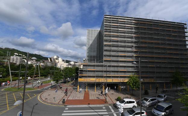 La Universidad de Deusto reforma las fachadas de la biblioteca 9 años después de su apertura