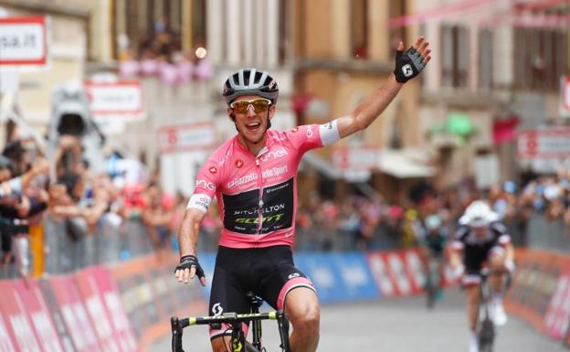 El líder Simon Yates vence en Osimo