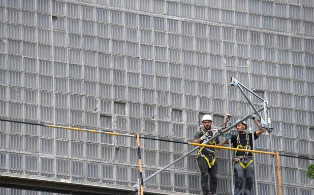 Moneo atribuye los daños en la fachada de la biblioteca de Deusto a un problema de «dilatación» de los materiales