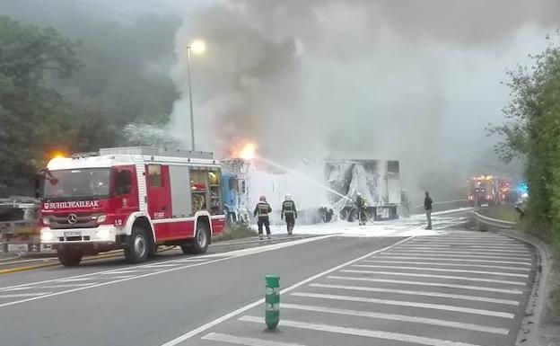 Espectacular incendio de un camión en Gipuzkoa