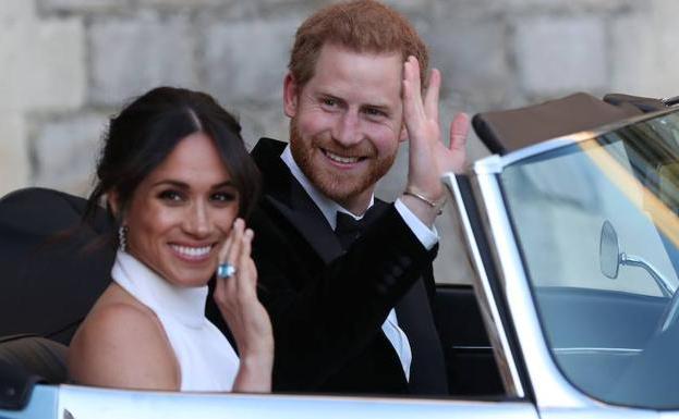 Subastan regalos de invitados a la boda de Enrique
