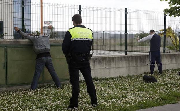 Cae una banda que asaltaba empresas en Álava a la hora de comer