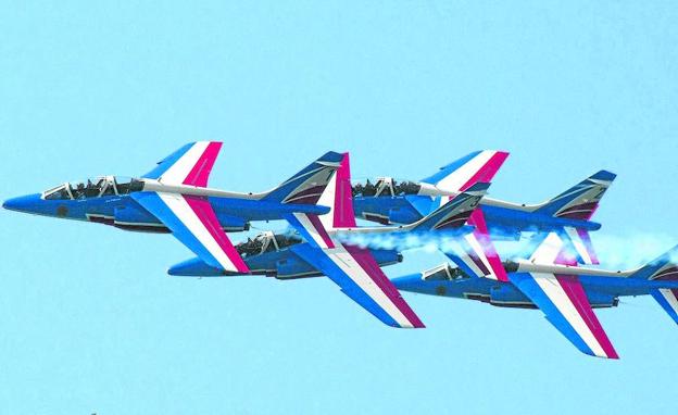 Una exhibición militar en Biarritz obliga a desviar un vuelo a Loiu