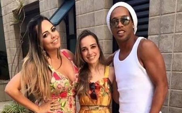 Ronaldinho se casará con sus dos novias este verano