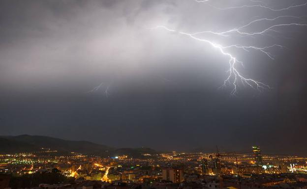 Este fin de semana seguirán las tormentas que la madrugada del viernes dejaron en Bizkaia 527 rayos