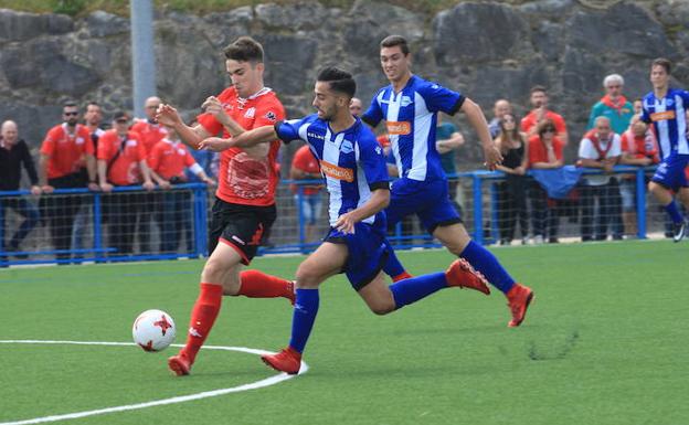 El filial del Alavés supera al Laredo y sigue su carrera hacia Segunda B