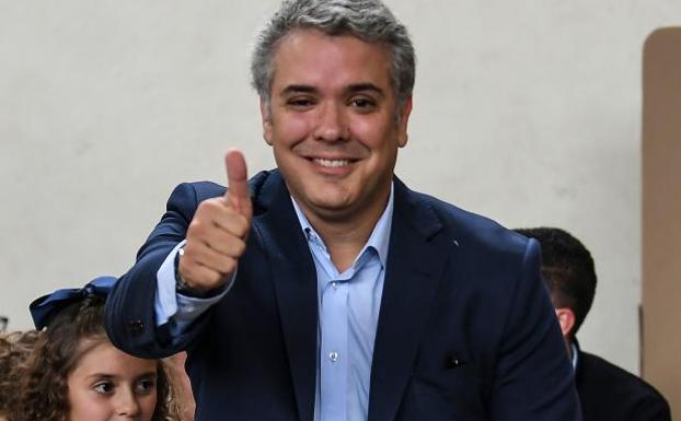 El uribista Duque y el izquierdista Petro se disputarán la presidencia de Colombia en segunda vuelta