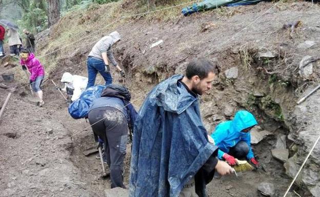 Las trincheras de Lemoa atraen a arqueólogos profesionales