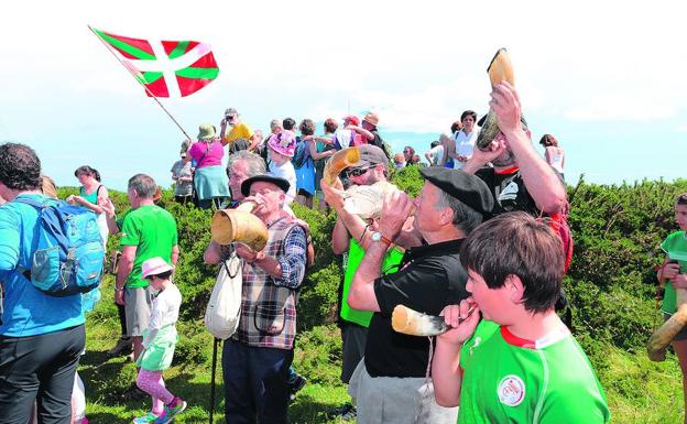 El cuerno anuncia la cita de Gernika
