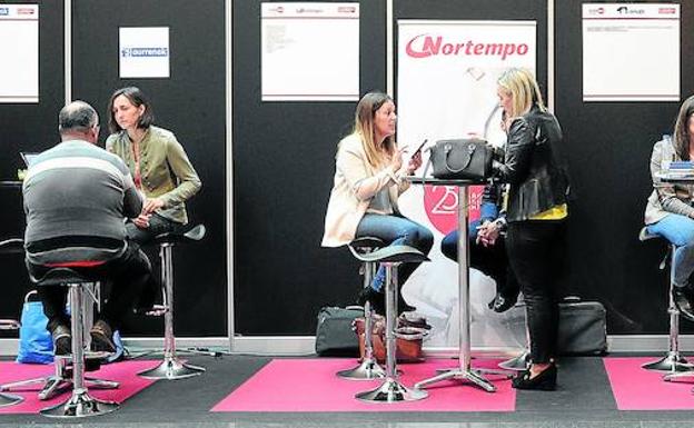 Jóvenes de toda España visitan la Bienal para encontrar trabajo