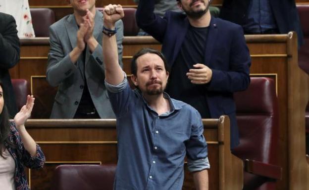 Pablo Iglesias rompe a llorar en pleno Congreso con el aplauso de las víctimas de 'Billy el Niño'