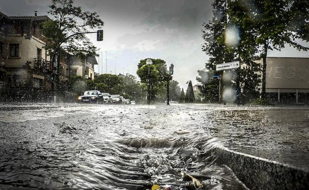Dos trombas de agua inundan varios puntos de Vitoria