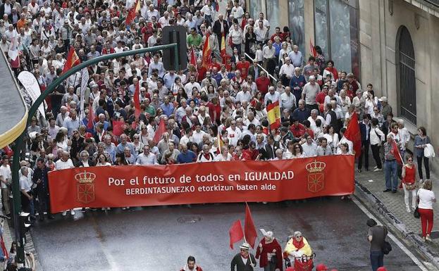 Miles de personas se manifiestan en Pamplona contra la «imposición» del euskera