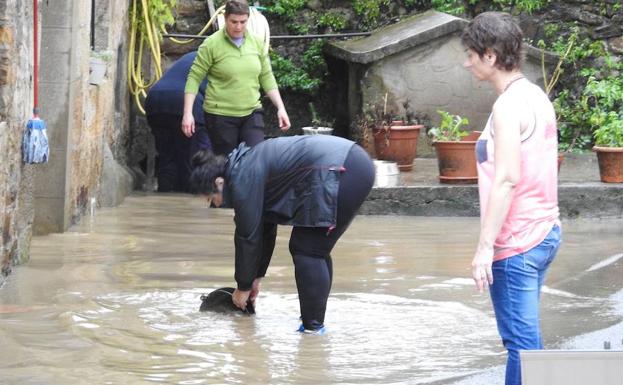 Tromba de agua sobre Bizkaia: se ceba con el valle de Atxondo y obliga a cortar la N-636